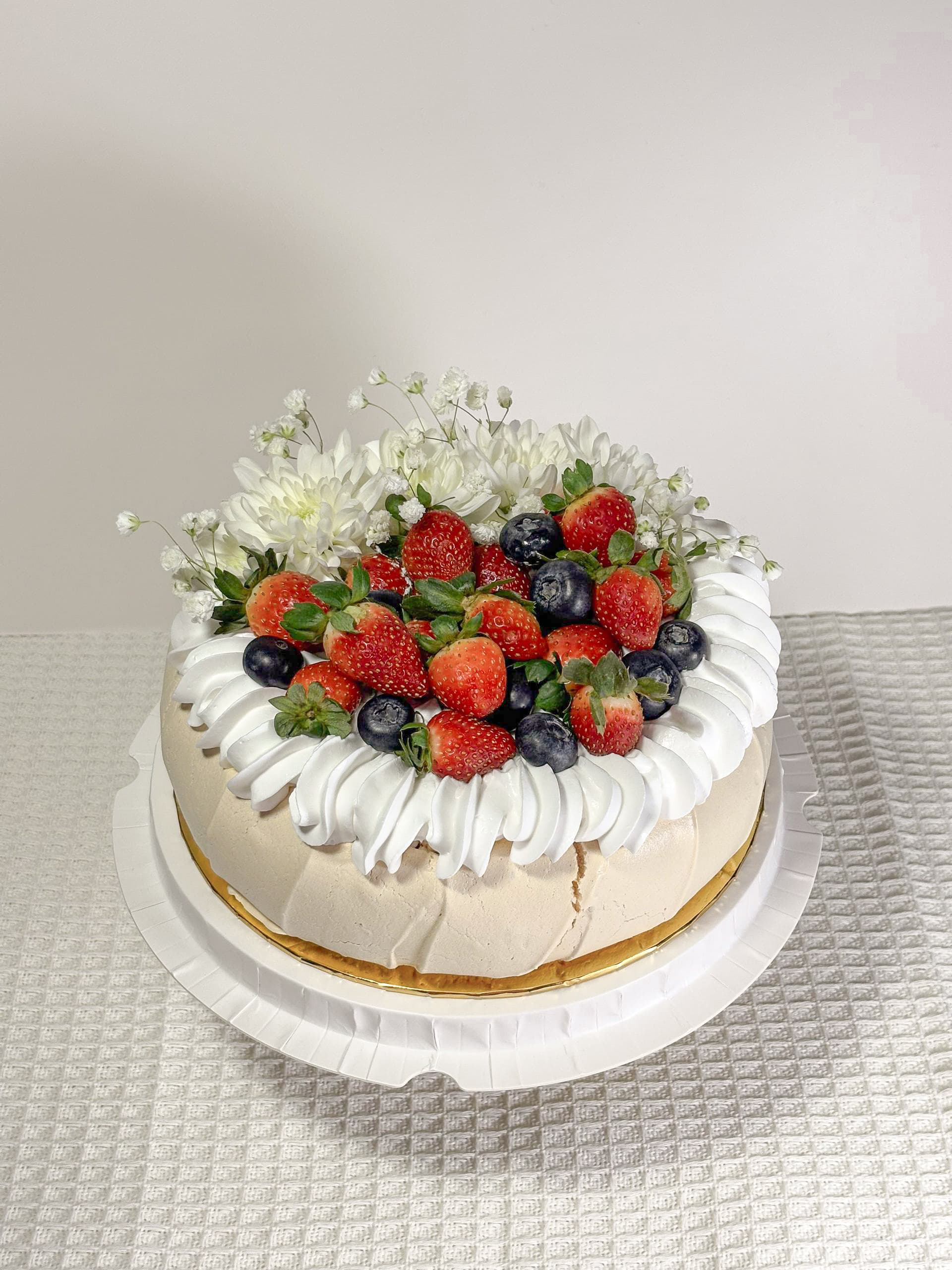 Pavlova Cake